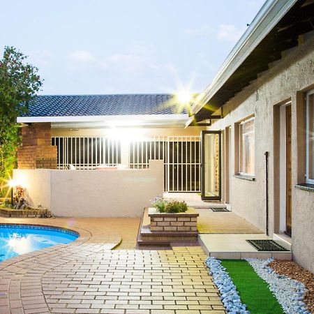Sollunaa Guesthouse Sandton Exterior photo