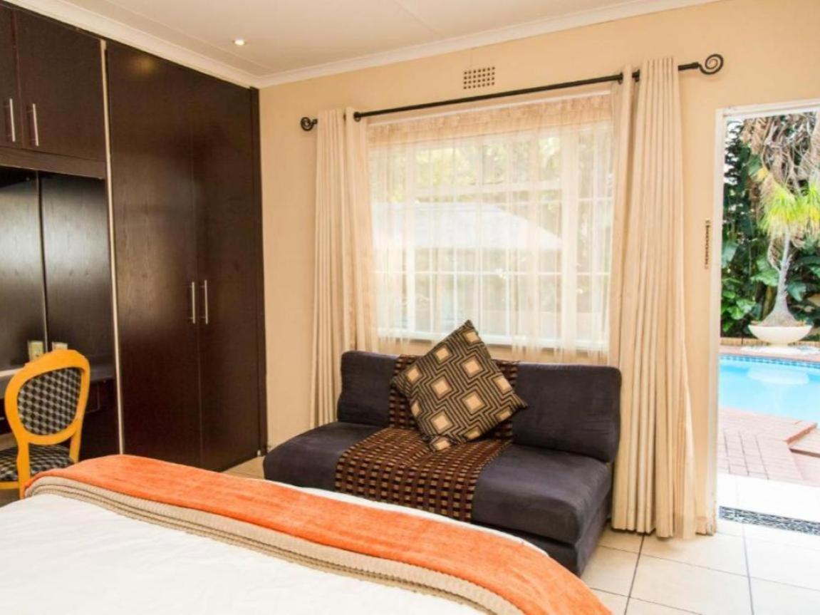 Sollunaa Guesthouse Sandton Room photo