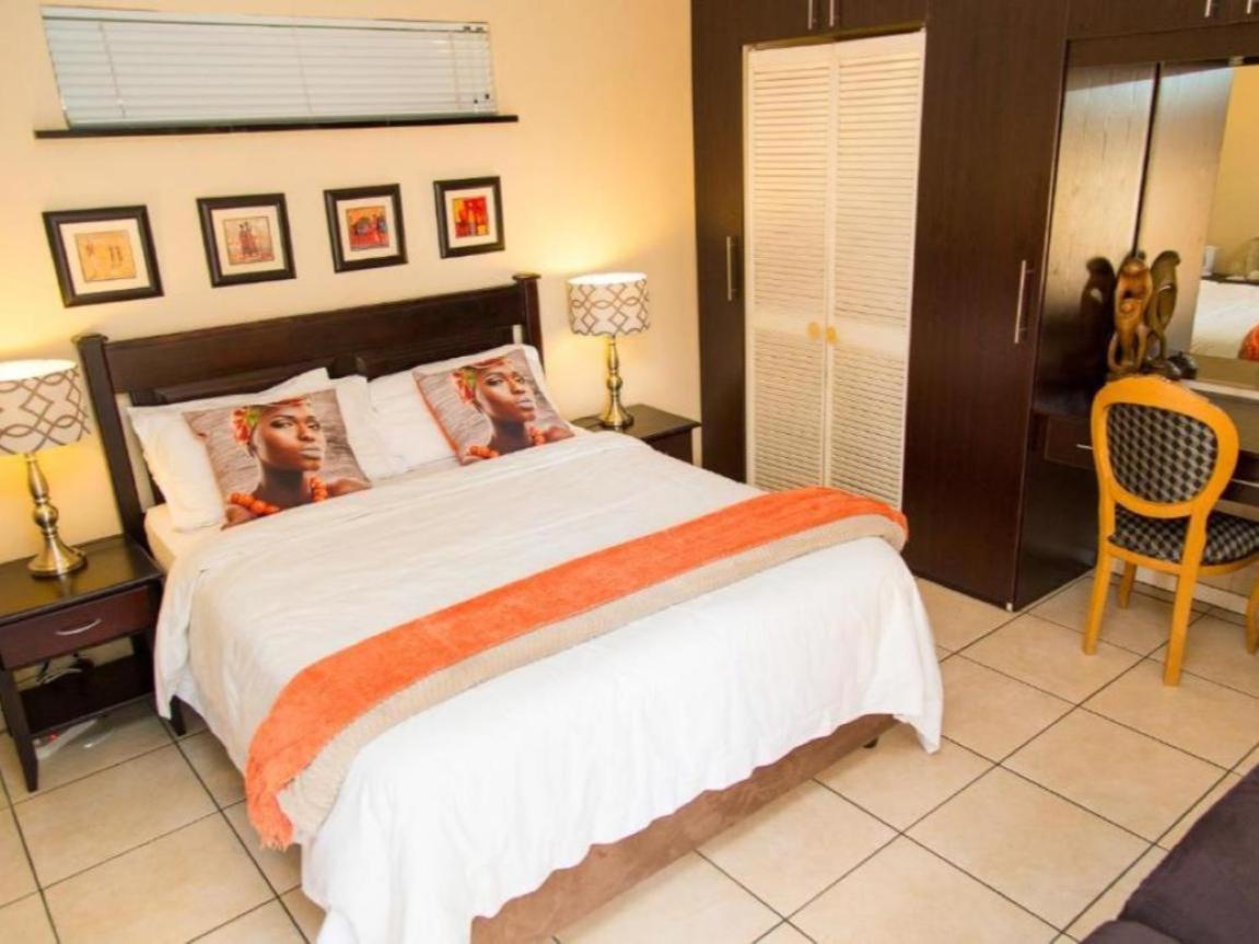 Sollunaa Guesthouse Sandton Exterior photo