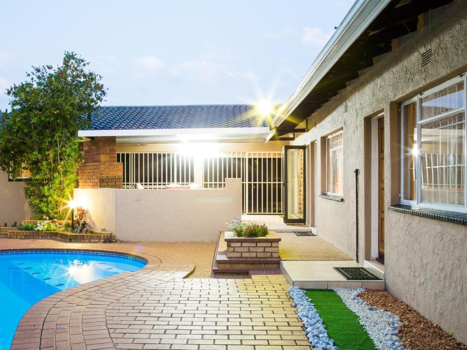 Sollunaa Guesthouse Sandton Exterior photo